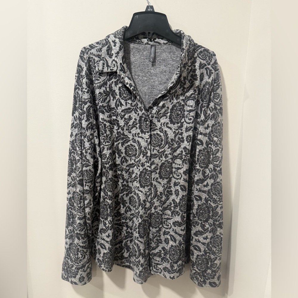Massini Gray Floral Knit Top